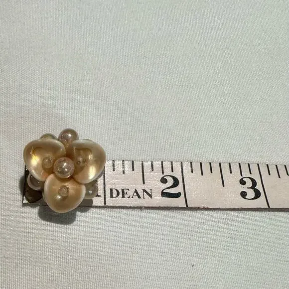 Lucite Flower with Pearl Clip on Earrings. Vintage - Picture 5 of 5